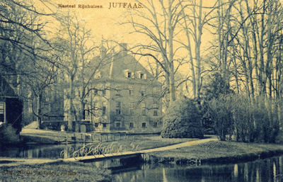 10821 Gezicht in het park en op de voor- en rechtergevel van het kasteel Rijnhuizen te Jutphaas uit het noordwesten. ...